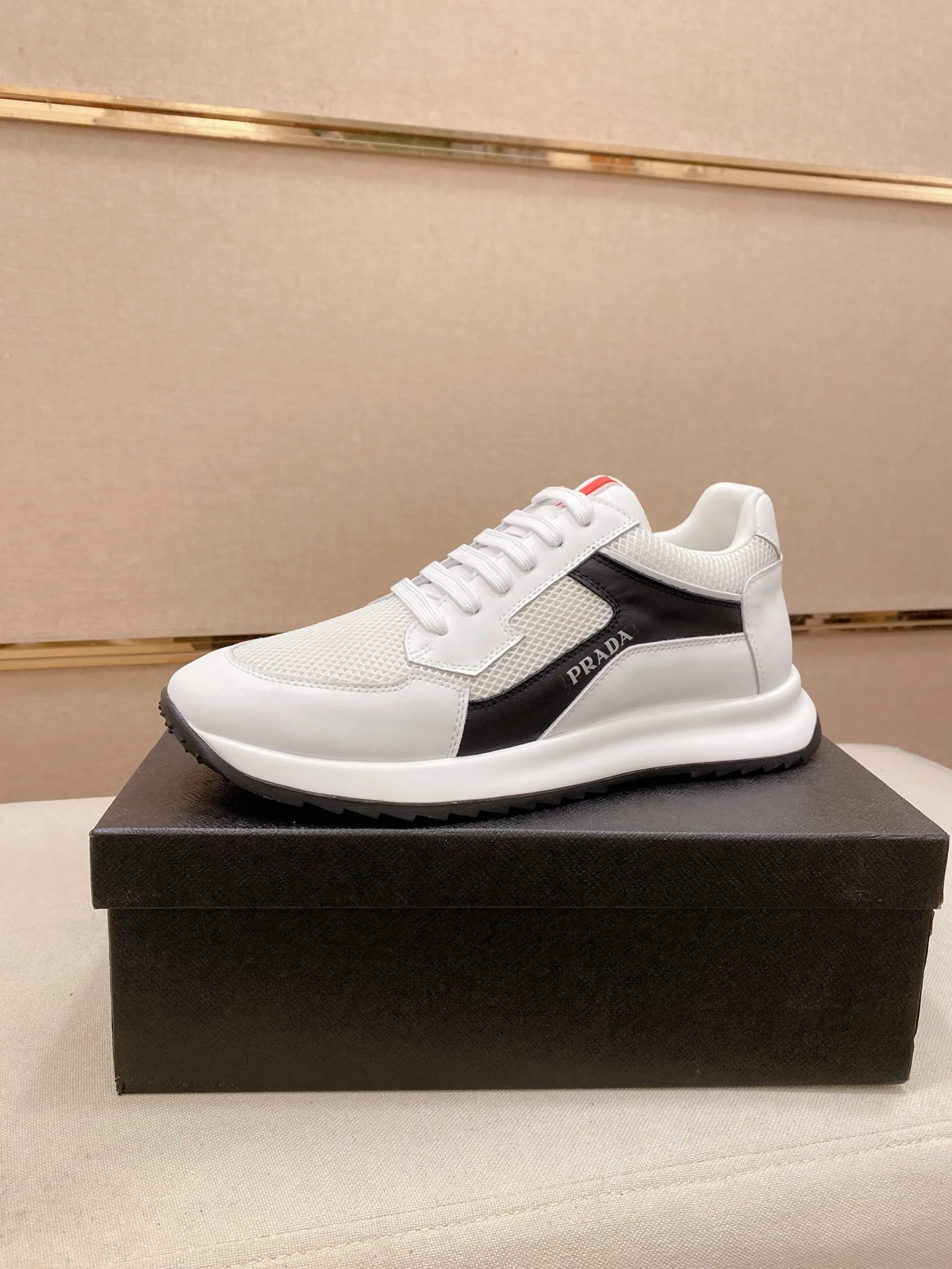 Factory price 462💰 The new PRADA (Prada) counters are launched simultaneously, new men's shoes, 😘fabrics are selected from cowhide. Lining: Mesh lining. 👍🏿 High-end ☄️ air-cushion molded anti-slip rubber outsole, exquisite lines, simple and elegant, comfortable and high-end for leisure travel. Number of yards: 38 to 44. Can be ordered for 45 non-refundable